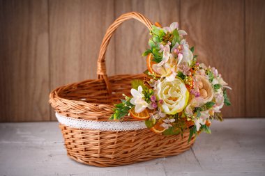 Tasarımcı sepet çiçeklerle bezenmiştir. Paskalya ve diğer tatil kutlamak için hasır sepet.