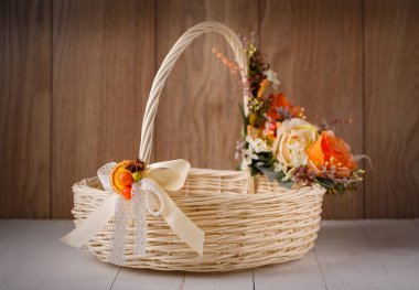 Festival sepeti ahşap zemin üzerine çiçeklerle süslenmiş.