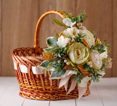 el yapımı bambu sepet çiçeklerle süslenmiş
