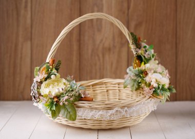 Ahşap bir arka planda Paskalyayı kutlamak için çiçekli sepet.