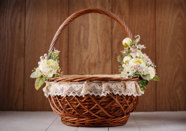 Tasarımcı sepet çiçeklerle bezenmiştir. Paskalya ve diğer tatil kutlamak için hasır sepet.