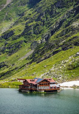Dağ gölü. Göle kayaların arasında. Güzel gökyüzü bulutlu. Harika Vadisi. Yürüyüş ve Turizm kavramı. HDR