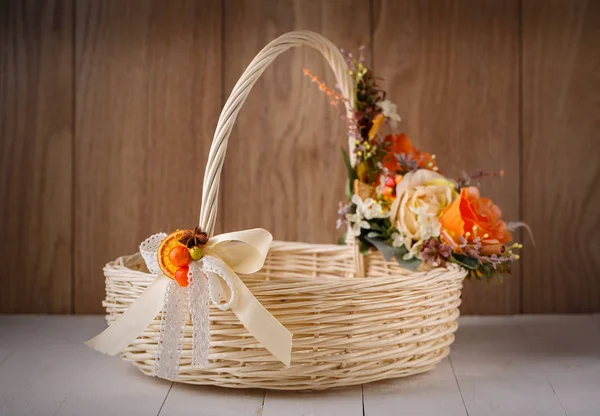Festival sepeti ahşap zemin üzerine çiçeklerle süslenmiş.
