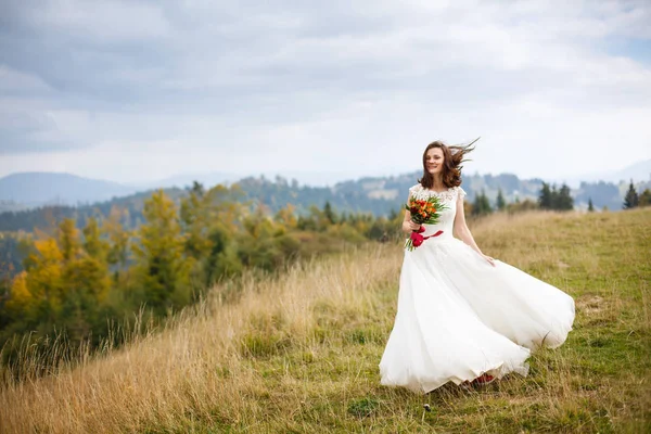 Şık buket ile mutlu esmer gelin — Stok fotoğraf