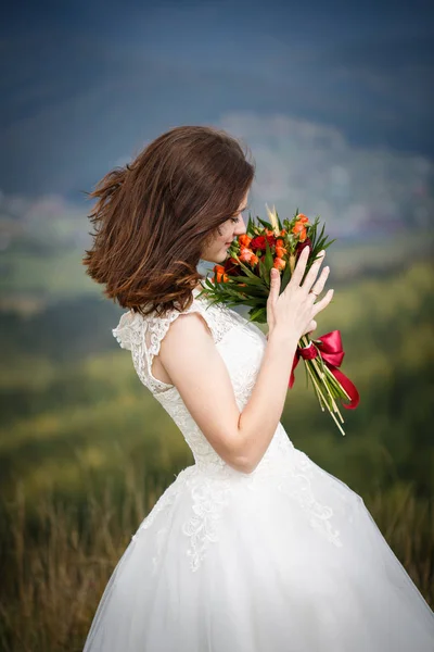 Schöne stilvolle Frühling junge Braut Porträt auf Natur Hintergrund. — Stockfoto