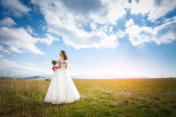 Портрет молодой красивой женщины с цветами в белом платье — стоковое фото