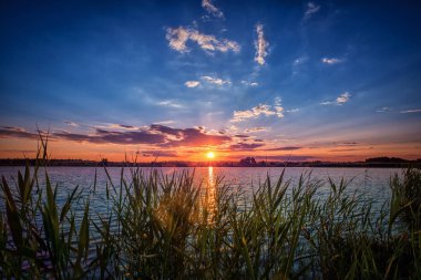 Akşam gezisi. Göl üzerinde yaz günbatımı.