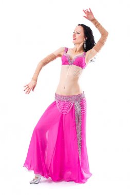 Arap bellydancer beyaz arka plan üzerinde beyaz kılık seksi kadın. Stüdyo portre modelinde oryantal Güzellik.
