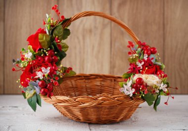 Tasarımcı sepet çiçeklerle bezenmiştir. Paskalya ve diğer tatil kutlamak için hasır sepet.