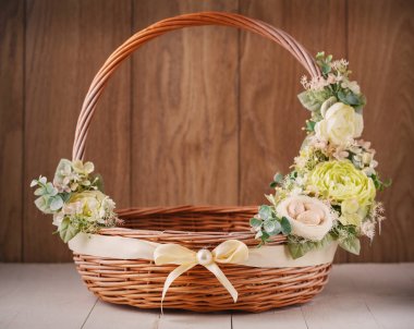 sepeti ahşap arka plan üzerinde