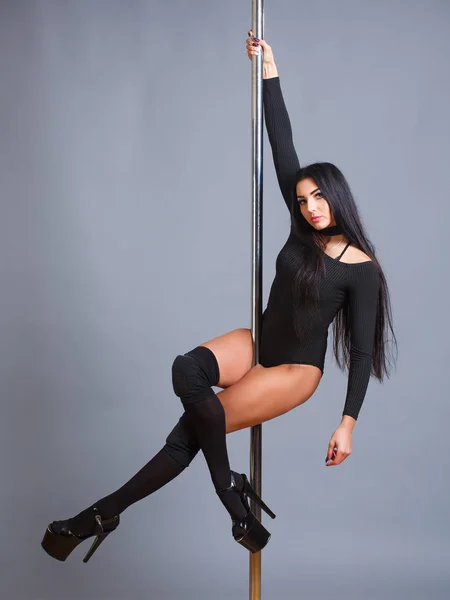 Sexy woman performing pole dance exercise — Stock Photo, Image