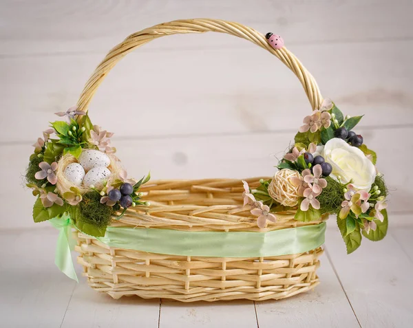 Dekorativní velikonoční košík s květinami — Stock fotografie