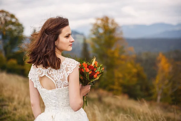 Schönheit Frau, Braut mit perfektem weißen Kleid posiert in den Bergen — Stockfoto