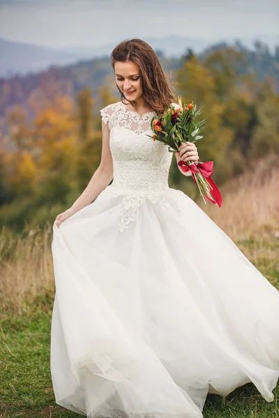 Schönheit Frau, Braut mit perfektem weißen Kleid posiert in den Bergen — Stockfoto