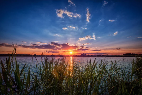 Akşam gezisi. Göl üzerinde yaz günbatımı.