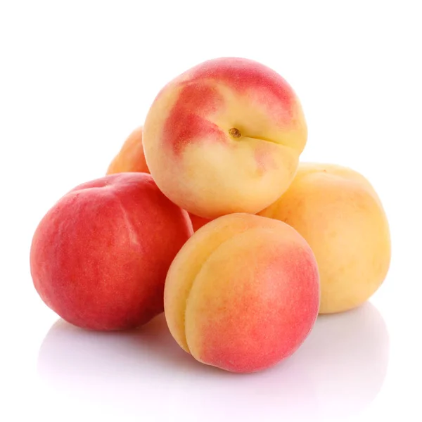 Närbild av färska persikor isolerade — Stockfoto