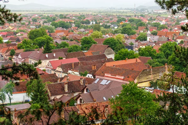 Вид сверху на город с красными черепичными крышами . — стоковое фото