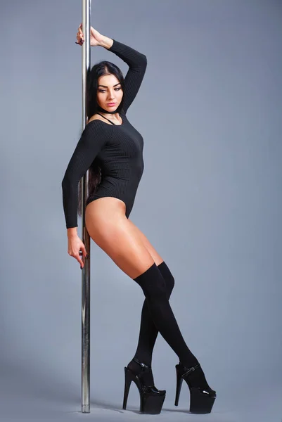 Жінка полюс танцівниця виконує акт у спортзалі — стокове фото