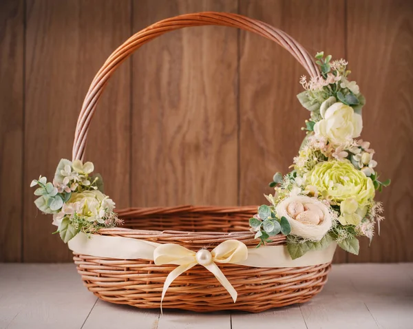 sepeti ahşap arka plan üzerinde