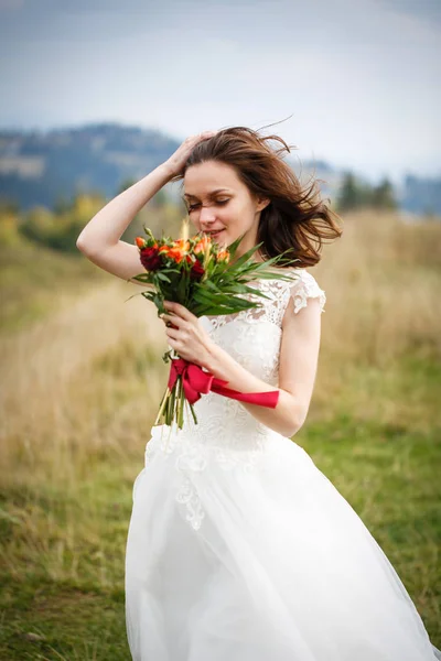 Schöne Braut posiert nahe der Natur — Stockfoto