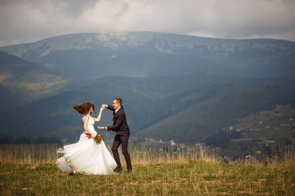 Glückliches Paar posiert in den Bergen — Stockfoto