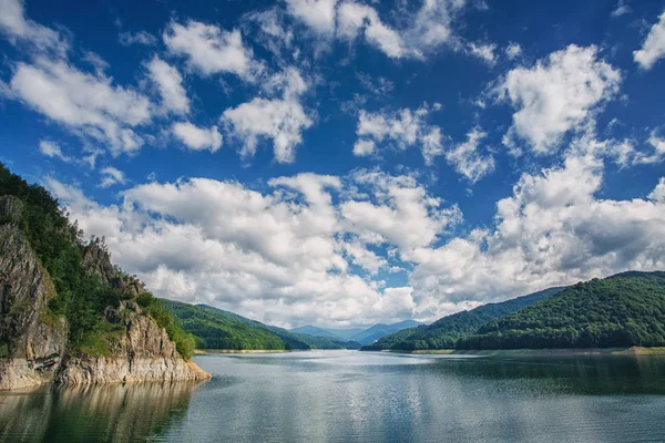 山の湖。風光明媚な風景。美しい青い空の雲 — ストック写真