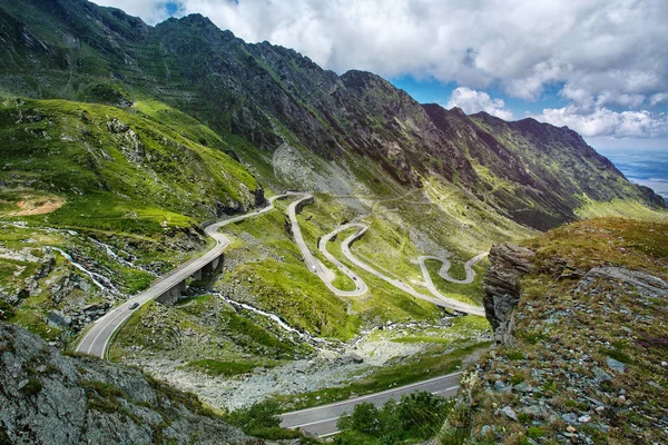 Transfagarasan passera i sommar. Korsar Karpaterna i Rumänien — Stockfoto