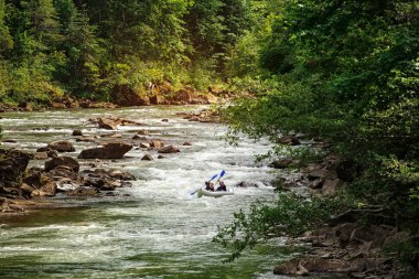 bir dağ nehirde rafting. doğa sporları