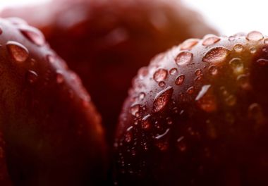 Su damlaları ile taze şeftali. Yakın, makro foto