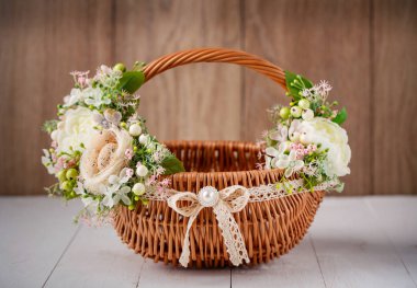 Festival sepeti ahşap zemin üzerine çiçeklerle süslenmiş.