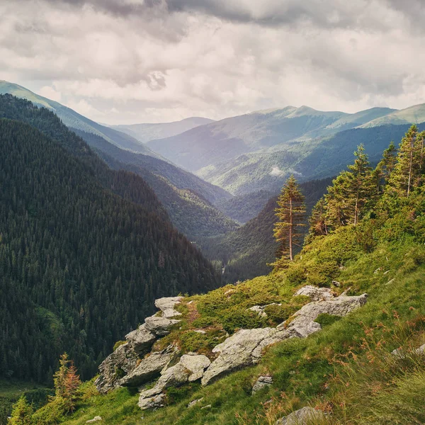 Paisaje de montaña. Montañas Cárpatos en Rumania. Acantilados cerca de la carretera de Transfagarasan. Picos de alta montaña — Foto de Stock