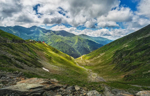 山风景。罗马尼亚的大山。Transfagarasan 路附近的悬崖 — 图库照片