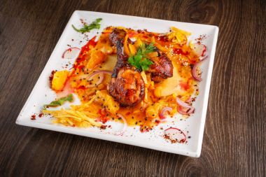 Ahşap bir masa üzerinde ızgara tavuk budu