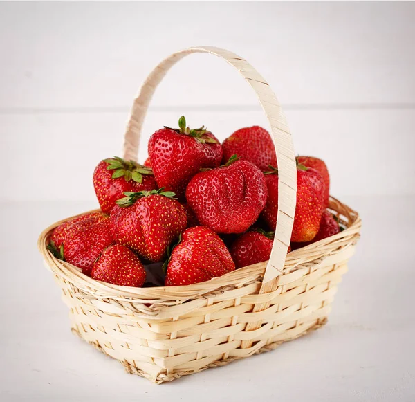 Fragola in cesto di legno su tavole di legno — Foto Stock