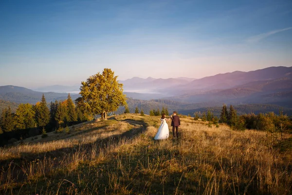 Couple voyage montagnes au coucher du soleil. Lune de miel . — Photo