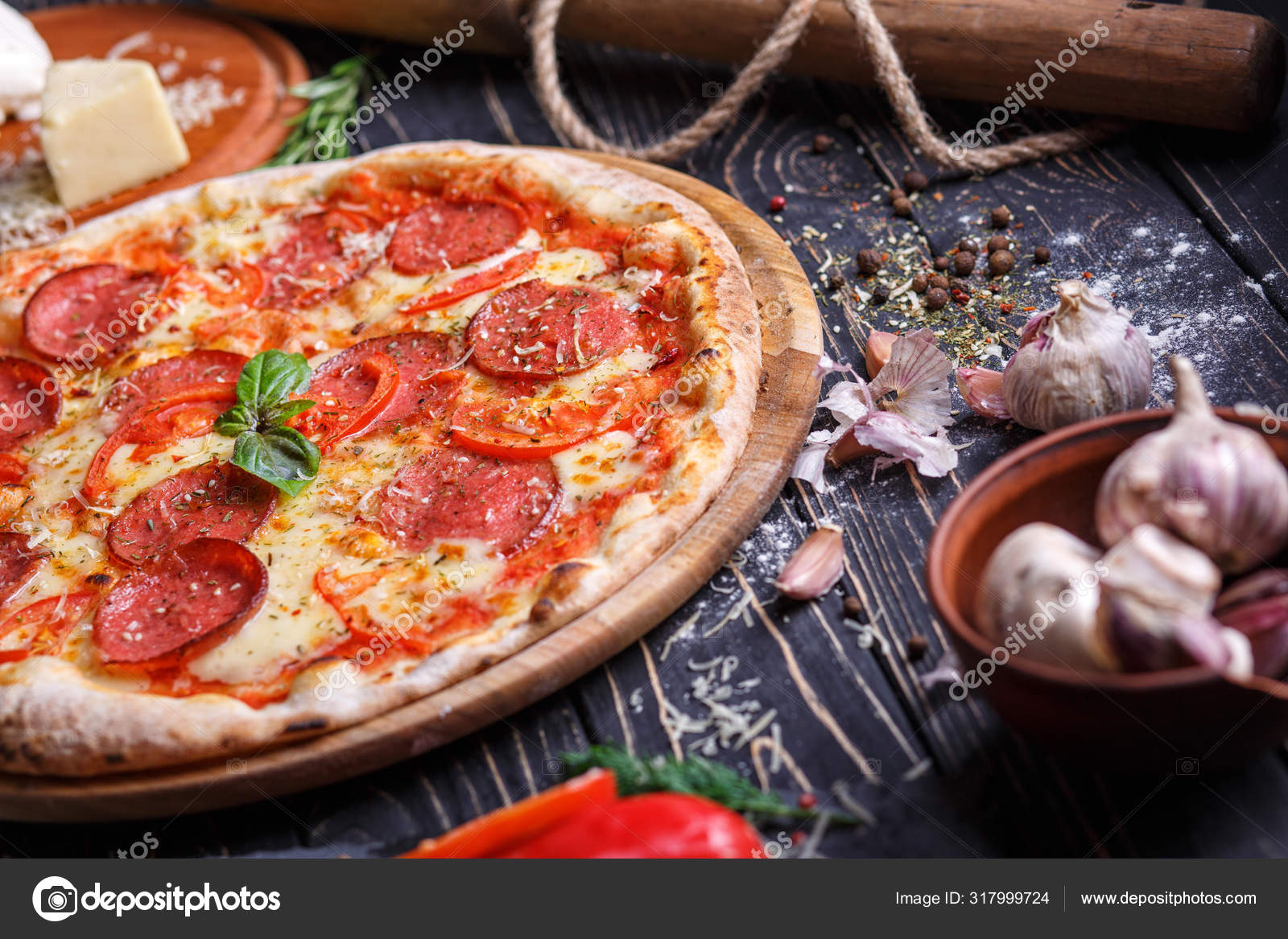 Pizza mit Wurst und Tomaten in der Nähe von Gewürzen — Stockfoto