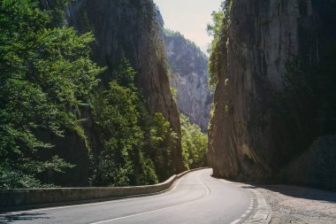 Bicaz Boğazı 'ndaki yol Cheile Bicazului-Hasmas Natio' da bir vadi.