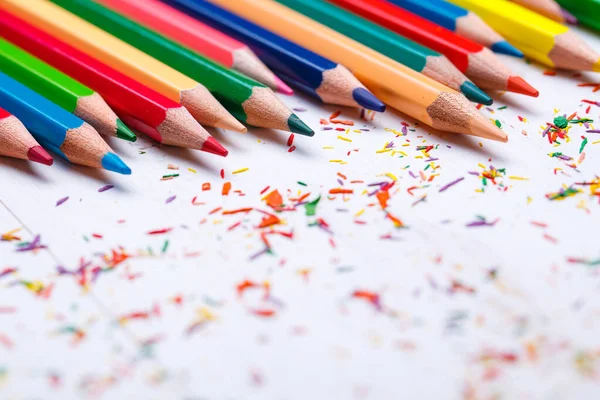 Paleta de cores brilhantes de lápis de cor na mesa — Fotografia de Stock