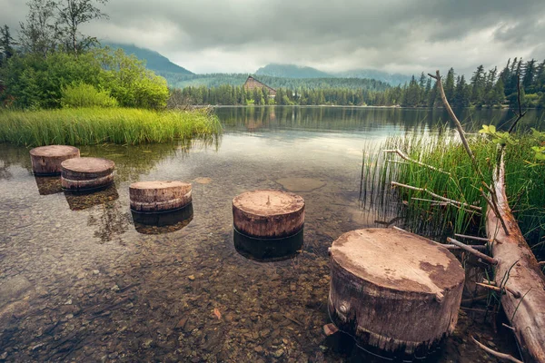 Horské jezero v národním parku High Tatras. Strbske Pleso, S — Stock fotografie