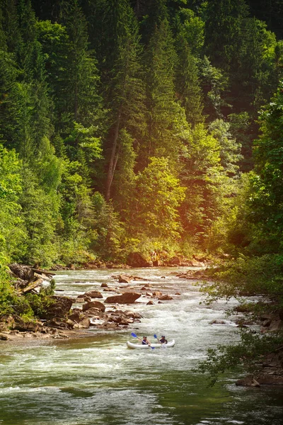 Drift tekne hızlı dağ nehir iki kişi — Stok fotoğraf