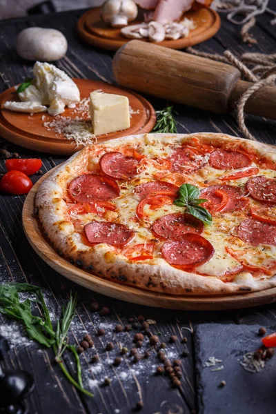 Склад ковбасної піци та інгредієнти для її приготування — стокове фото