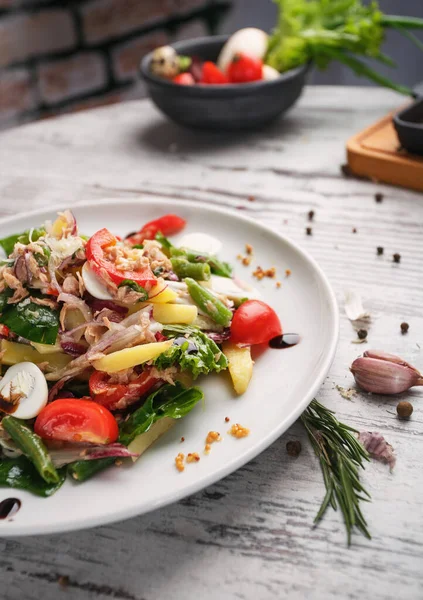 Delicious dishes on the table in the restaurant — Stock Image Delicious dishes on the table in the restaurant Stock Picture