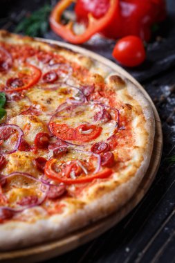 Sosisli pizza, jambon, soğan ve domates.