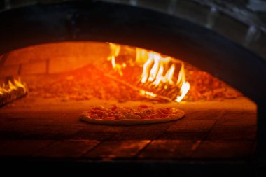 Arka plan yangının fırında pizza