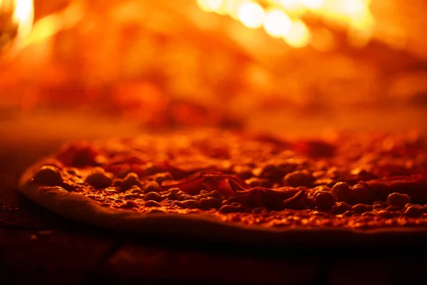 Pizza a háttérben, a tűz a kemencében — Stock Fotó