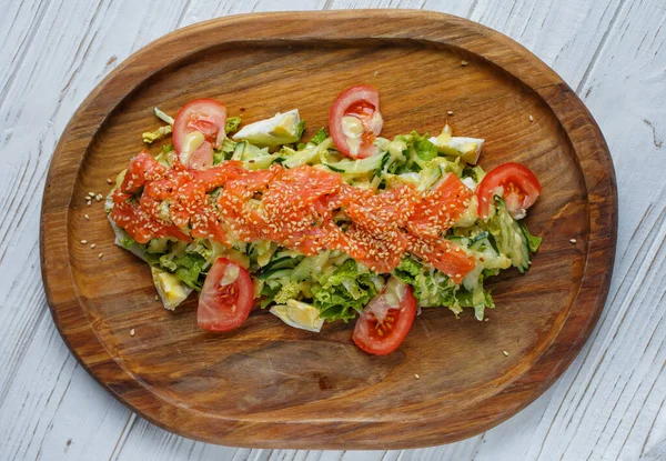 Pescado rojo con sésamo en verduras —  Fotos de Stock