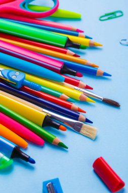 Kompozisyon renkli okul kağıtlarıyla dolu. Düz yatıyordu