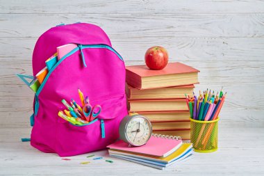 Beyaz arka plandaki evrak çantaları ve diğer şeyler.