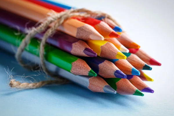 Pile de crayons de couleurs vives sur la table . — Photo
