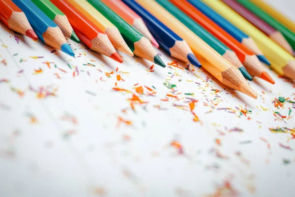 Högen av skarp färgad ritning pennor på bord. — Stockfoto